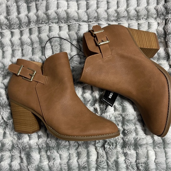 Express Boots - Picture 1 of 2